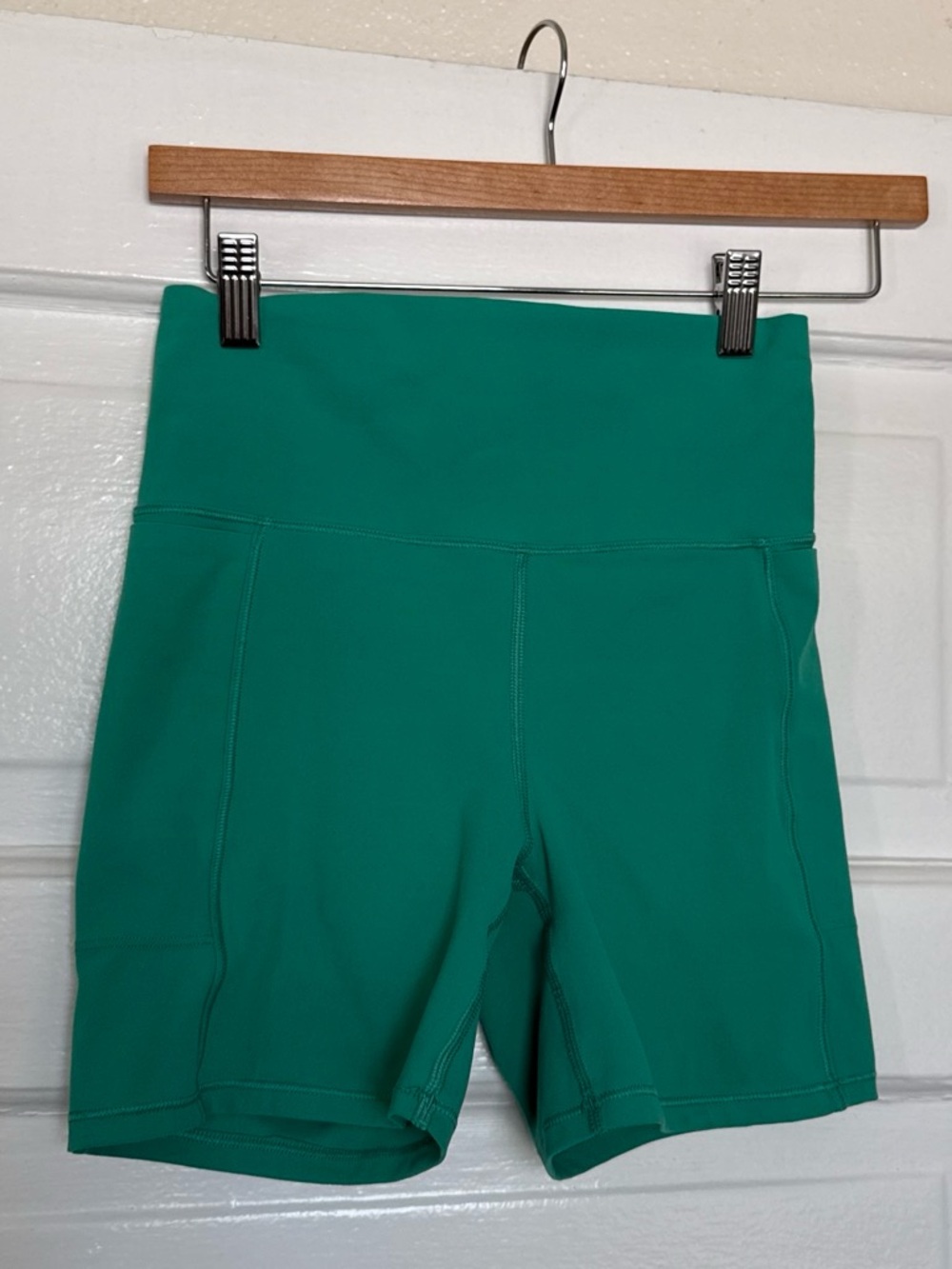 Vuori All the feels biker shorts with pockets
